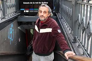 El "recuperador" de billeteras en el subte