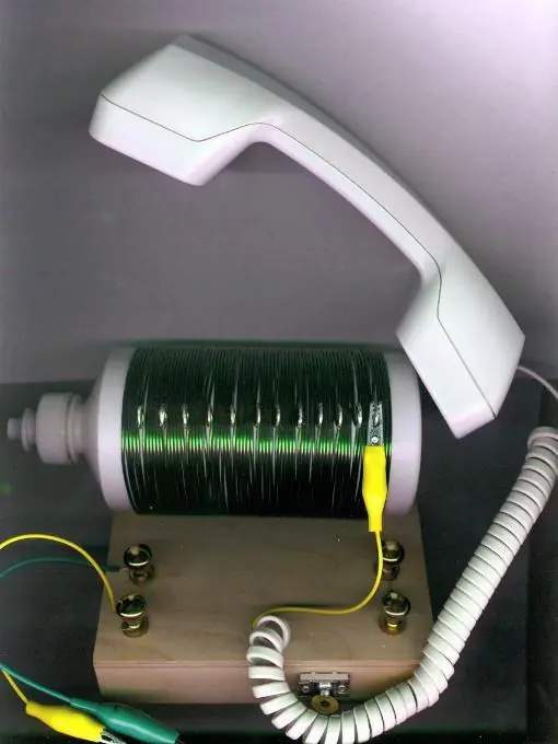 Armate una radio que funciona sin pilas