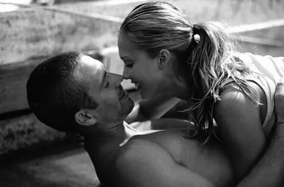 Extasíala con un masaje erótico del clítoris