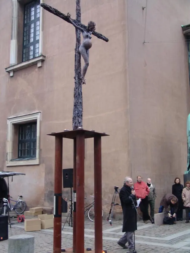 Embarazada crucificada.-