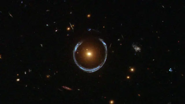 Un asombroso anillo de Einstein