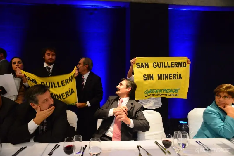 20 activistas irrumpieron en la feria anual de Minería.