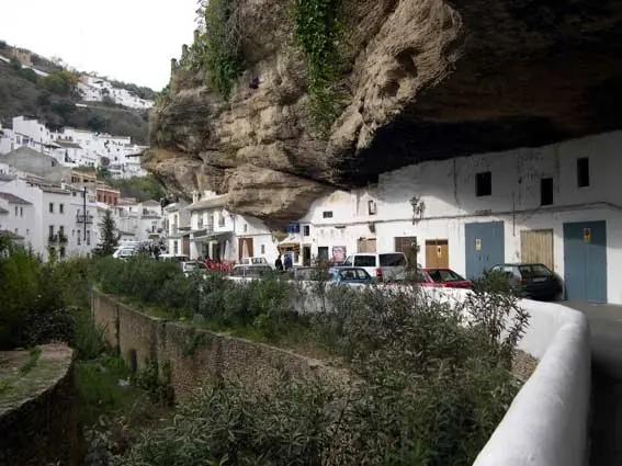 El pueblo que vive bajo una gigantesca roca