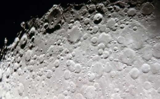 La luna, ¿Llena de restos de asteroides?