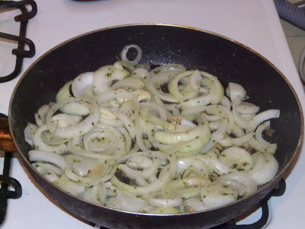 Supremas con salsa de crema y cebollas