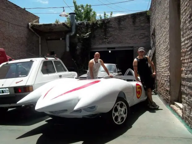 Con una coupé un taller hizo el auto de Meteoro