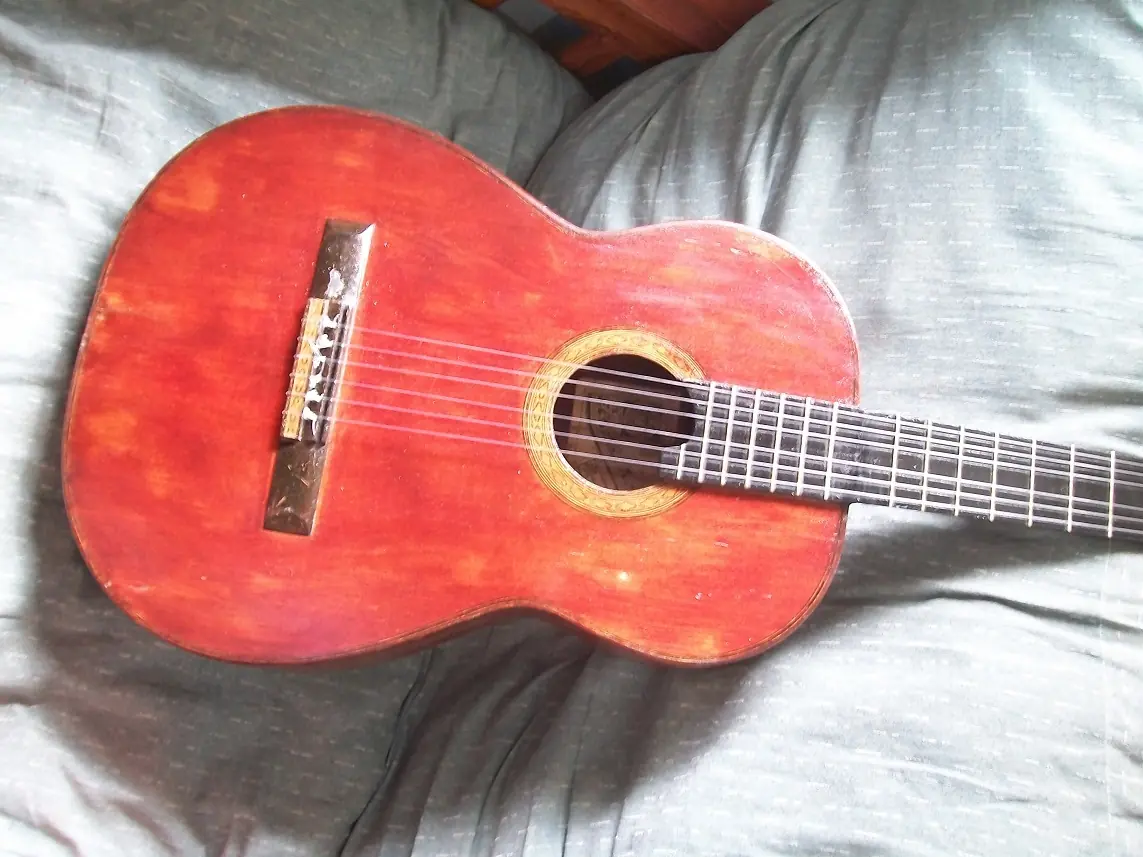 Reparación de una guitarra criolla Estrada Gomez y algo mas