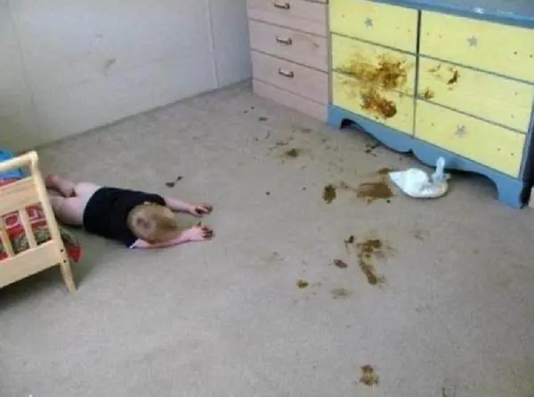 Niños pequeños haciendo lo que no deben