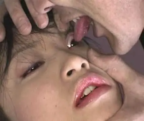 Jóvenes japoneses se están lamiendo los ojos