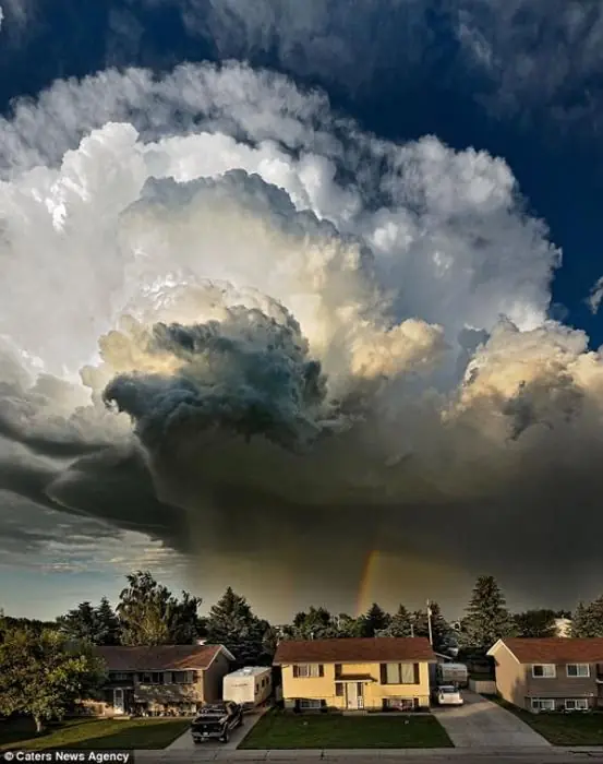 Asombrosa nube amenaza en trasformarse en tornado en Canada