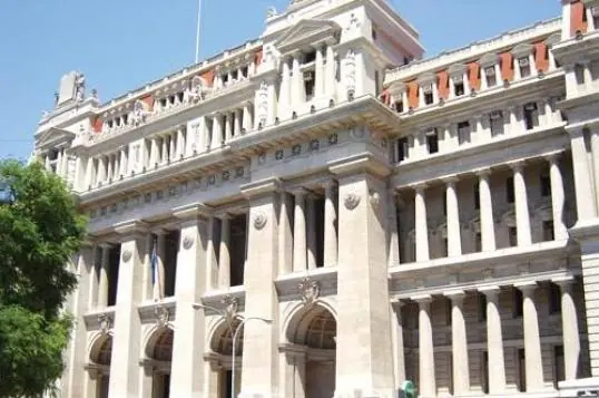 "Clarín pretende alzarse contra los tres poderes del E