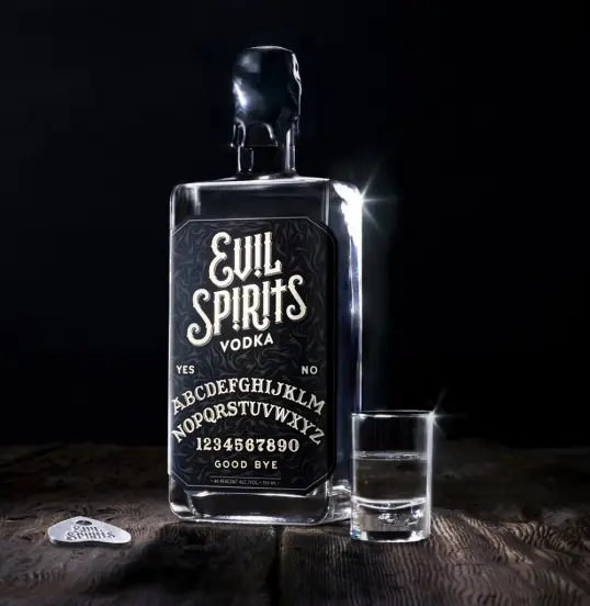 Evil Spirits Vodka, botella con Ouija para atraer el mal