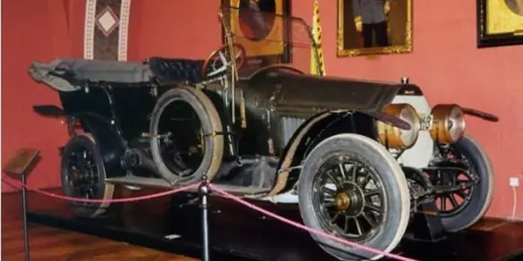 El auto maldito: dos guerras mundiales en cuatro ruedas