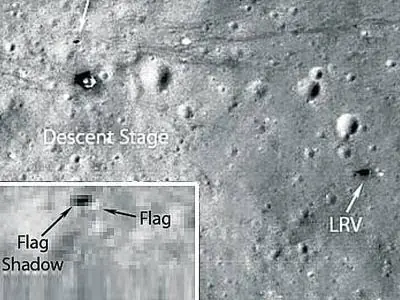 que paso con las banderas que eeuu puso en la luna?