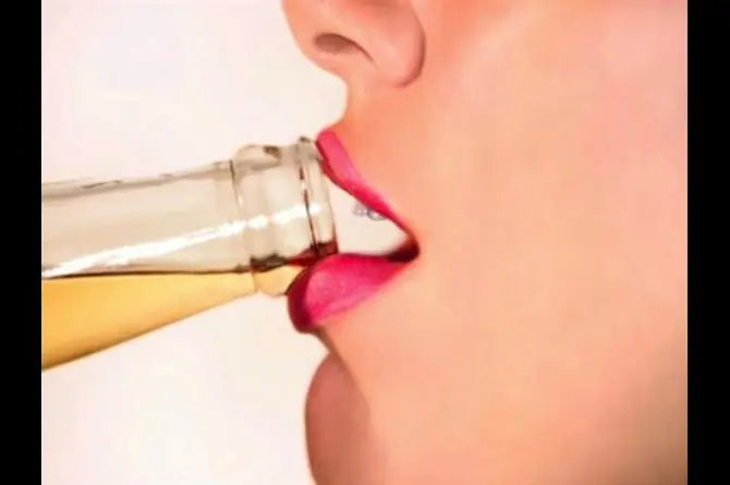 ¿La cerveza beneficia a la salud de la mujer?