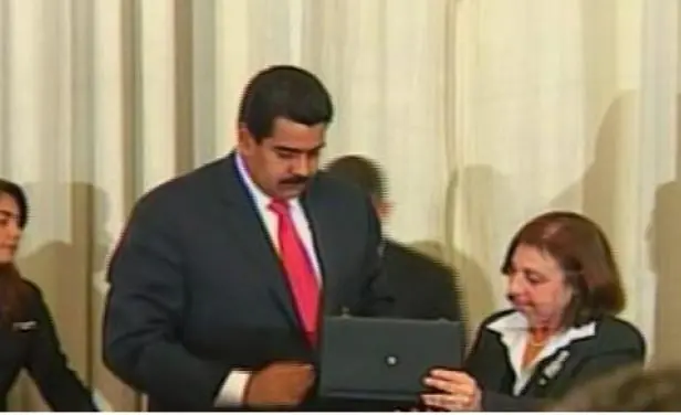 Le entregan las Llaves a Nicolás Maduro