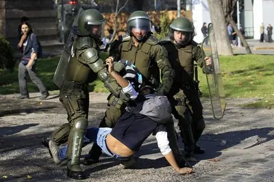 Los carabineros desalojaron colegios ocupados en Chile