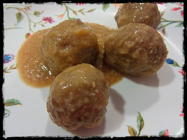 Albondigas rellenas de queso con salsa.