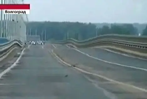 Increíble como se mueve este puente en Rusia