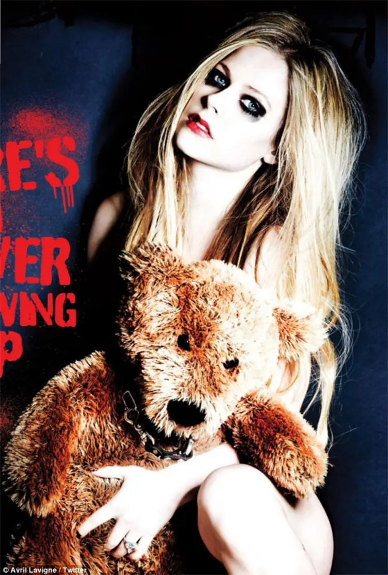 Avril Lavigne se desnuda para la portada de su nuevo sencill
