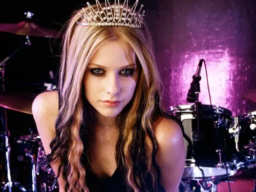 Avril Lavigne presa por abuso de menores