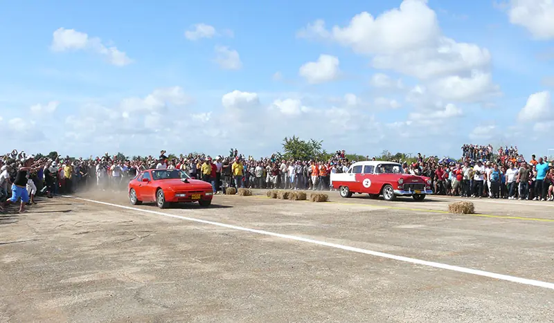 Chevrolet 1955 vs Porsche 1980, tuneados en aceleración