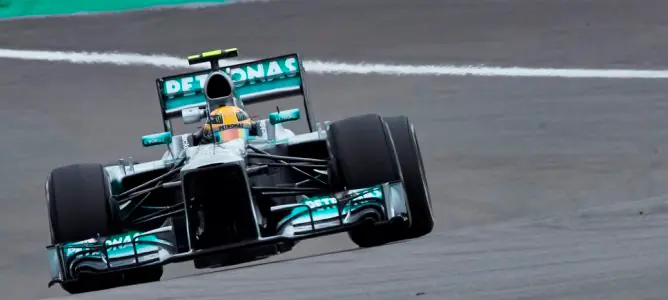 Lewis Hamilton le arrebata la pole a Sebastian Vettel