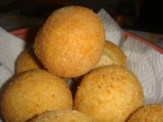 como hacer las famosas bombas de papas....jamon y queso