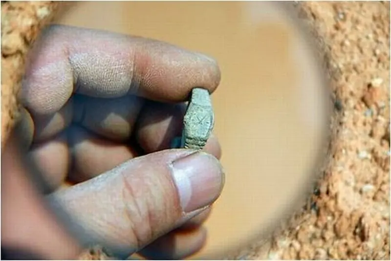 viajes en el tiempo, encuentran reloj suizo dentro de tumba.