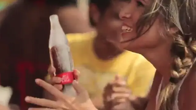 Coca Cola lanza una botella de hielo!!