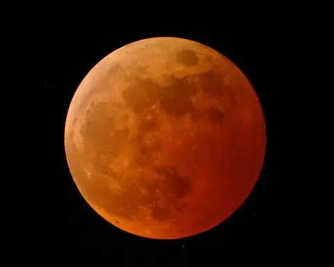 ¿Por qué es roja durante un eclipse?