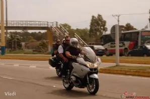Custodios de Fort en moto y sin casco por la Interbalnearia