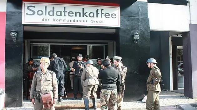 Una cafetería de temática nazi indigna a los indonesios