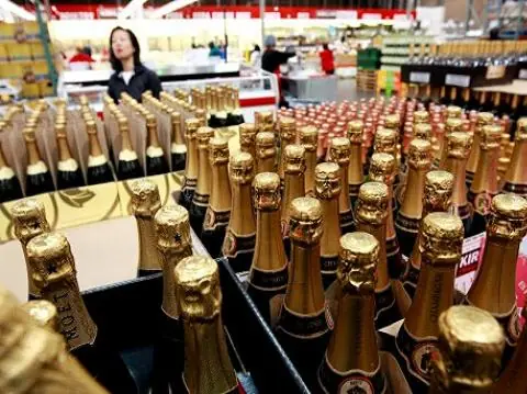 se bebieron 90 botellas de champán y se fueron sin pagar