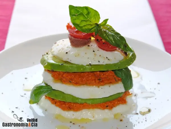 Mozzarella con aguacate y pesto de tomate seco