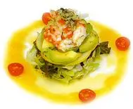 Ensalada de camarones, berros, tomate y aguacate