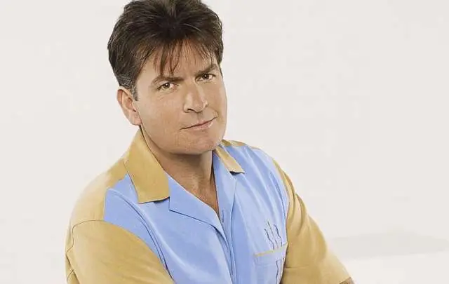 Charlie Sheen fue despedido de la serie "Two and a half