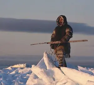 Un esquimal orinando funde un tercio del Polo Norte