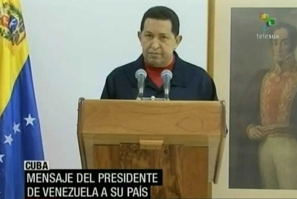 Hugo Chávez anuncia que tiene cáncer.