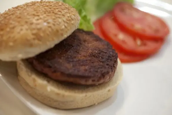 Presentan la primera hamburguesa creada en laboratorio