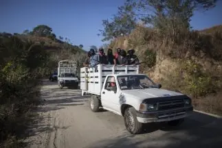 Policía comunitaria retiene a 100 militares en Guerrero