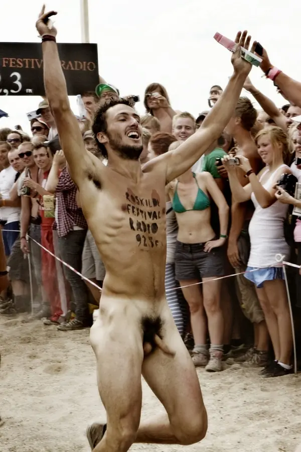 Carrera nudista en el Roskilde Festival