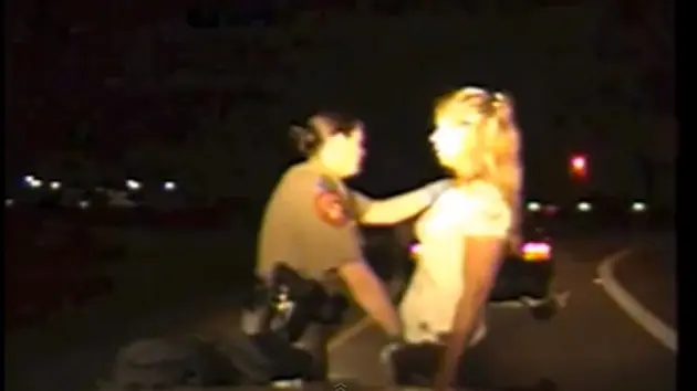 Policías de EE.UU. cacheando los genitales de mujeres