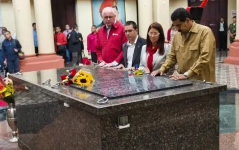 Maduro dijo que algunas noches duerme con Chávez