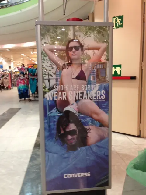 Un cartel publicitario que sería un escándalo si...