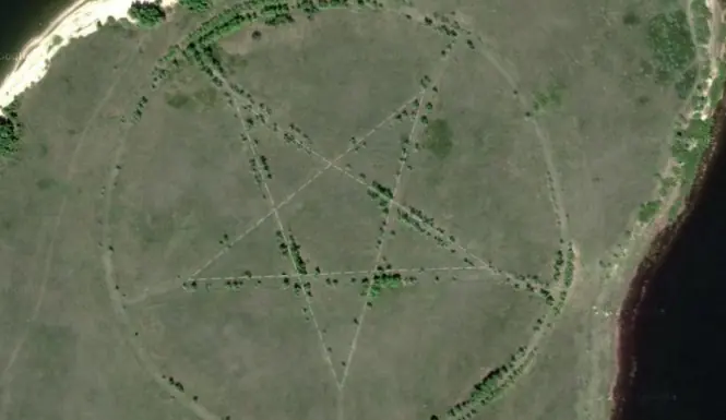 Google Maps y pentagrama gigante