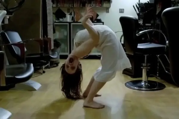 una adolescente jugó al “juego de la copa” y esta rara