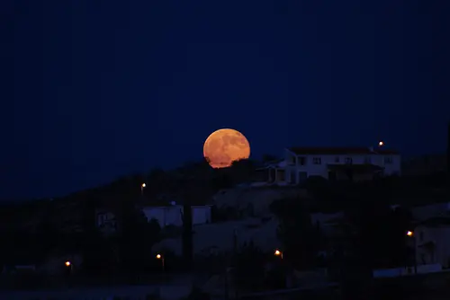 ¿Por qué la Luna se ve más grande en el horizonte?