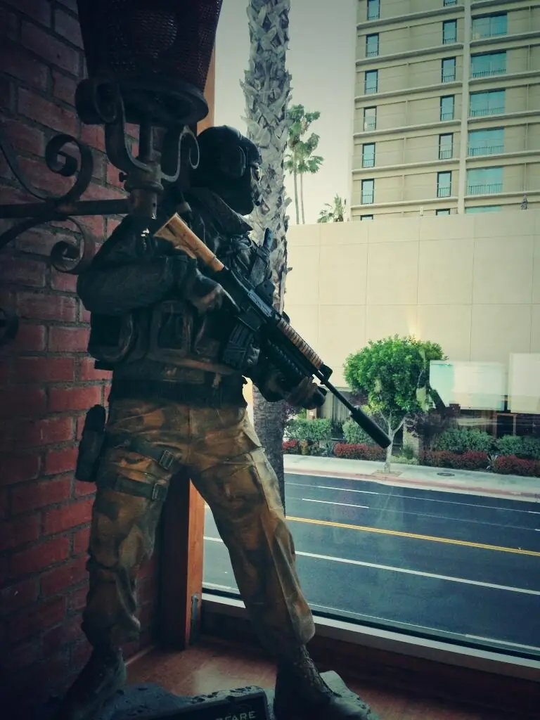 Policias confunde por error estatua de Call Duty Con