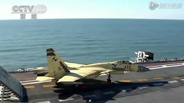 China asegura que su caza embarcado J-15 no es un clon